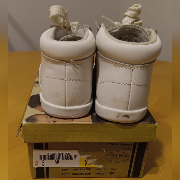 White Unisex Baby Shoes 5 EUC - Picture 3 of 5